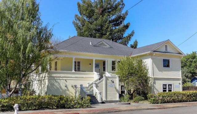 Historical Cozy Home Walking Distance to Downtown!