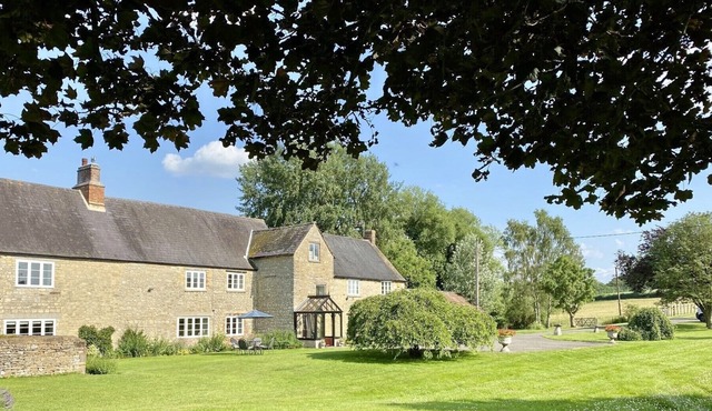 Historical farmhouse in 6 acres of grounds with games rooms and modern amenities