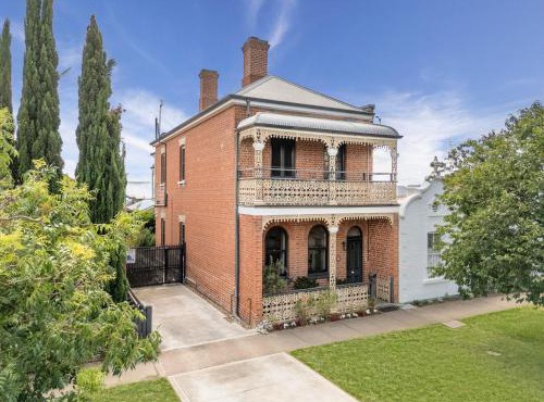 Historical home is a cosy stay located in central Bathurst