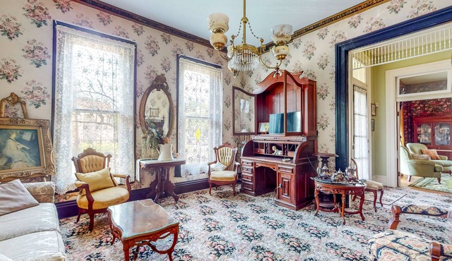 Historical Home w/Modern Conveniences w/Porches