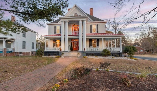 Historical home - walking distance to shops and eateries