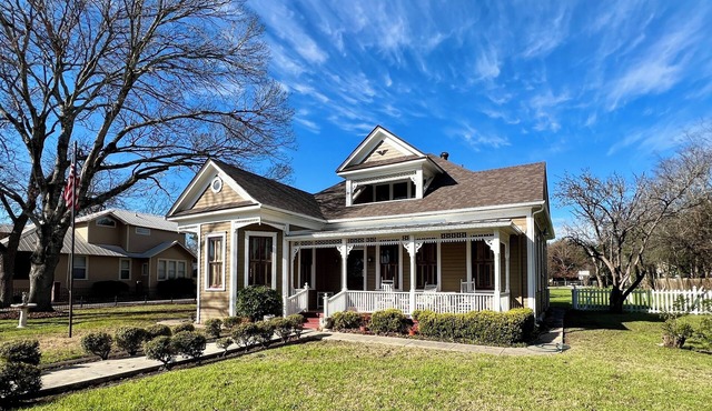 Historical Krezdorn House in the heart of Seguin!