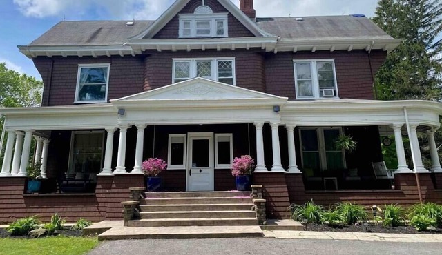 Historical Lakin Victorian Retreat home w/gym