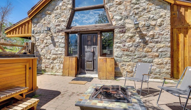 Historical Mtn-view Getaway w/Hot Tub in Sandy!