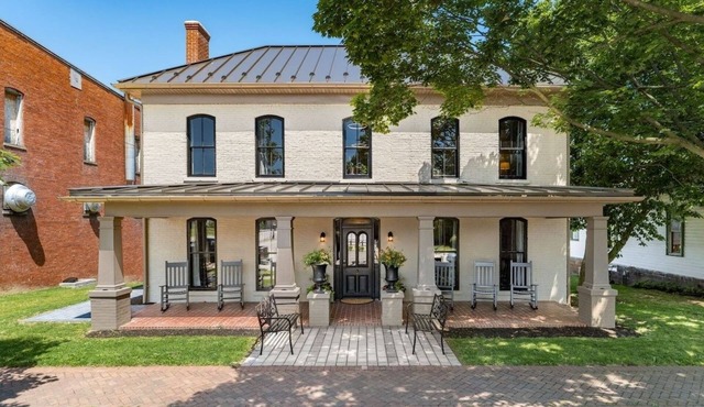 Historical & Quaint Renovated I-House in Downtown Somerset W/Great Walkability