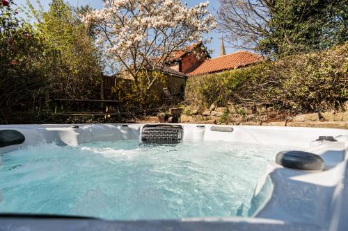 Historical Sherwood Forest Cottages - Sleeps 16