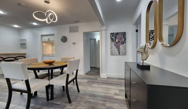 Historical SodoHouse DT near hospitals - Sleeps 11