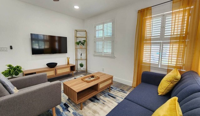Historical SodoHouse DT near hospitals - Sleeps 11