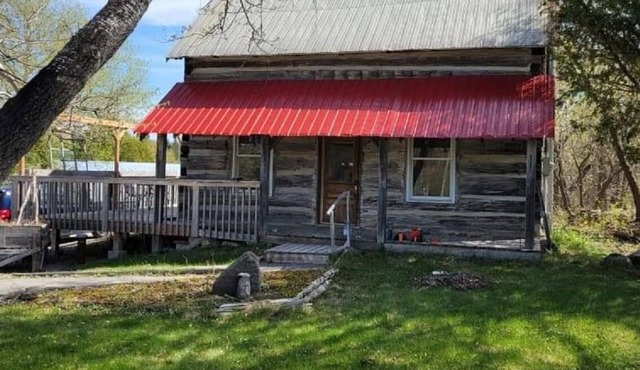 Historical Square Timber Home right at the heart of Snow Country