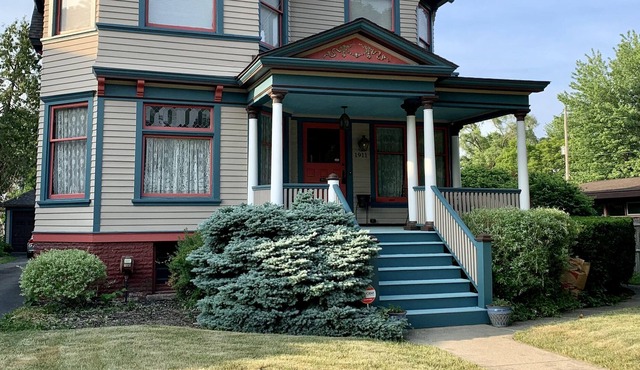 Historical Victorian Mini-Mansion! Baby Grand Piano-Pool Table-Full Kitchen