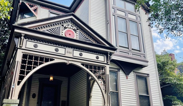 Historical Villa w/hot tub-1block from Rupp