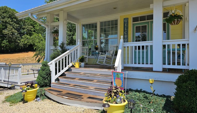 "Historical”Yellow Tea Cup Cottage,Farm setting,Spring H2O,WiFi, Knoxville area
