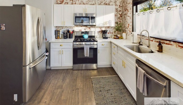 Historically renovated house sleeps 20+ in downtown Albany!