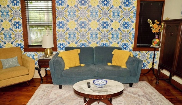 HistoricHotspot! walk to bars, resturaunts, shops. GREAT NIGHTLIFE! Pet Friendly