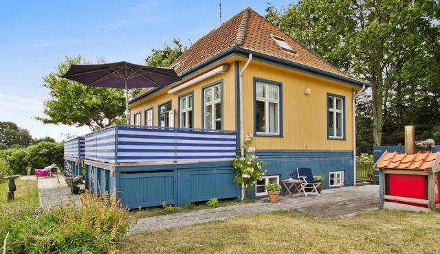 Historisches Strandanwesen mit Meerblick by Interhome