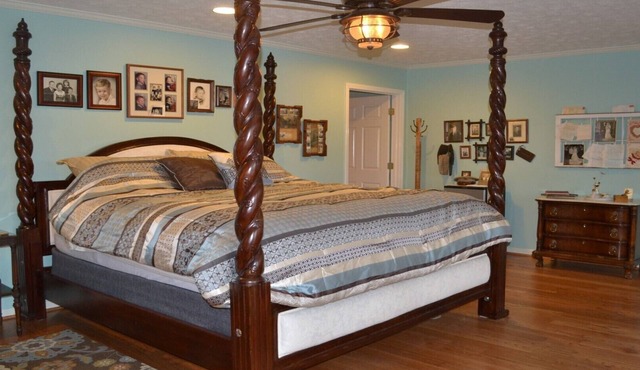 History Room in Paradise Bed and Breakfast on Lake Martin