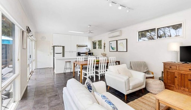 Hitchcock Holiday House