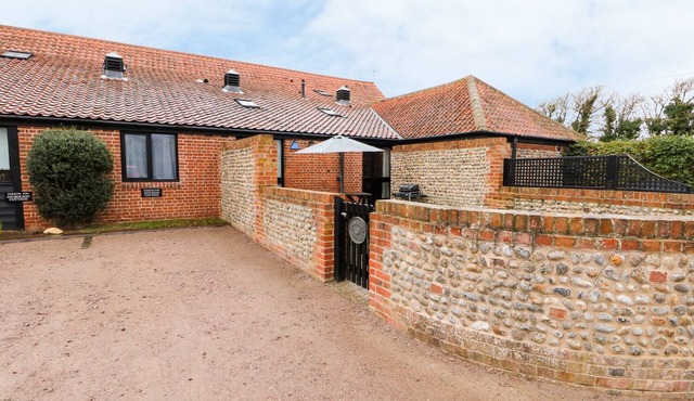 HITCHENS COTTAGE, pet friendly in Happisburgh, East Anglia