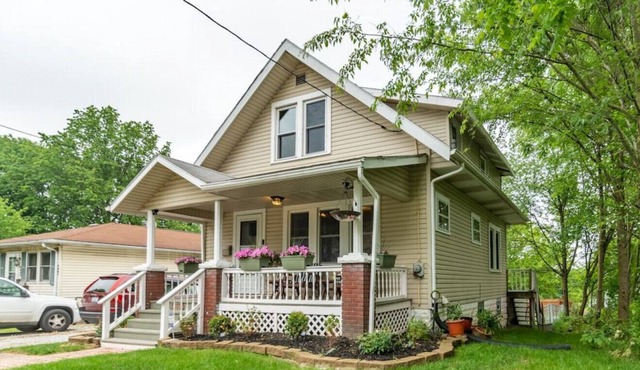 Hite Street 3 Bedroom Home with Fireplace sleeps 8