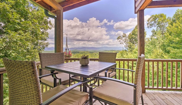 ‘Hiwassee Hideaway' Cabin w/Mountain Views!