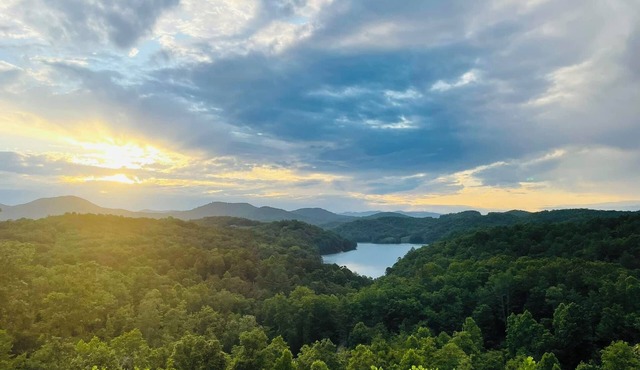 Hiwassee Lake Lodge, LLC. - "Find Your Escape Above Hiwassee Lake"