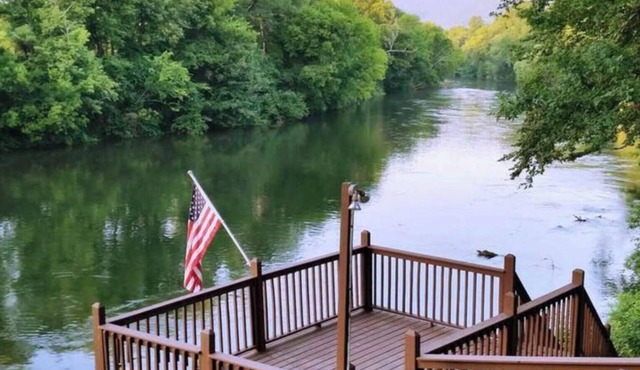 Hiwassee River front 4BR 2 Full Baths 2 half baths, screened porch, decks + dock