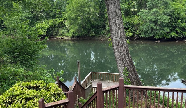 Hiwassee River House: 4BR, 2 Full Baths, 2 Halfs, Screen porch, decks and dock.