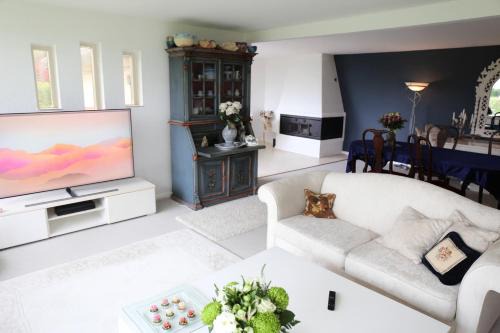 Hjemlig idyl nær strand og by