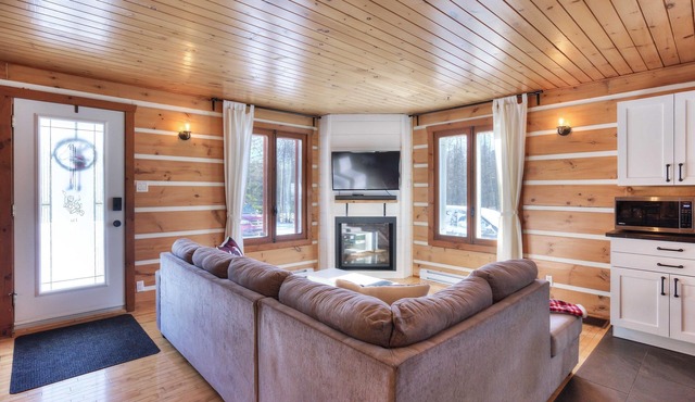 Hjort: 4bdr, 9p.p. Riverfront, Hot Tub, Pool table, 3BDR 7bed Heated floors Riverfront Spa, Pool tab.