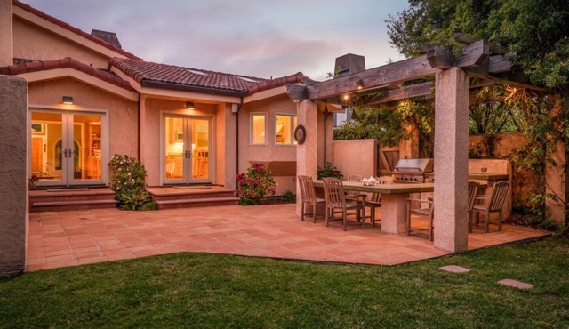 HMB Coastal retreat with Hot Tub and EV Charging - Spring 2026 Special!