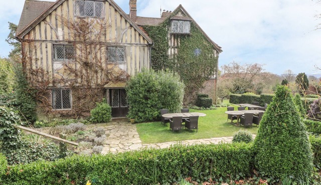 HOATH HOUSE, pet friendly, luxury holiday cottage in Chiddingstone