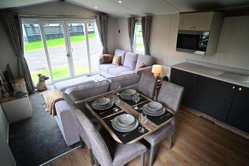 Hobbit - Cosy Holiday Lodge with Pool