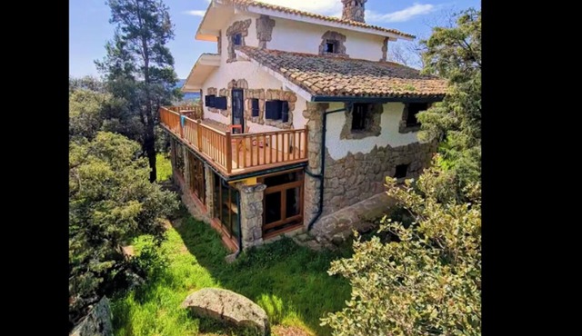 Hobbit fantasy house for rent in August