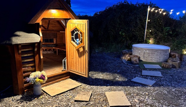 Hobbit Haven Hot Tub and Countryside Bliss