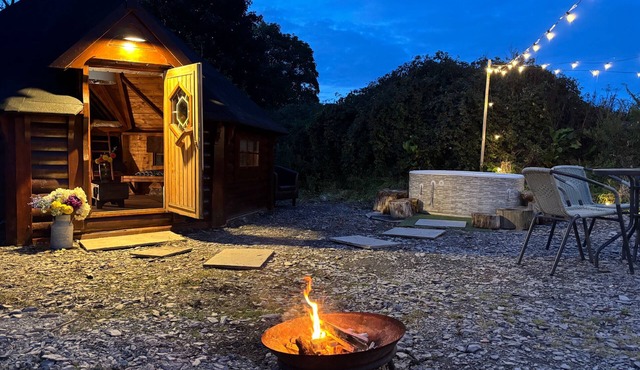 Hobbit Haven Hot Tub and Countryside Bliss