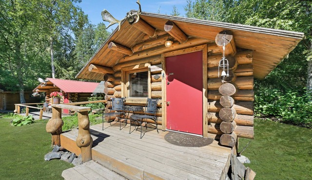 Hobbit Hole Cabin - a sweet little Alaskan Cabin in Hope, Alaska