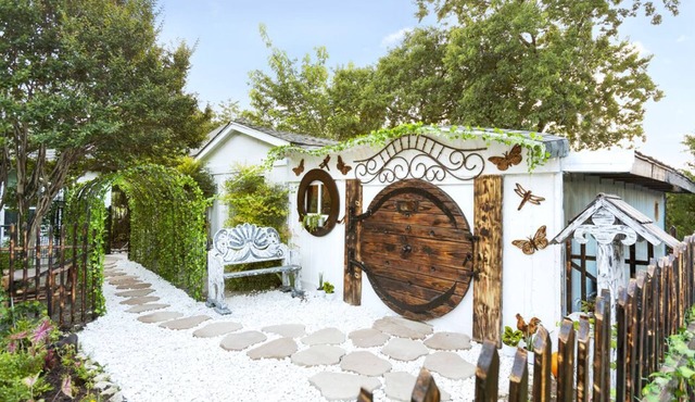 Hobbit House - Couples Hideaway