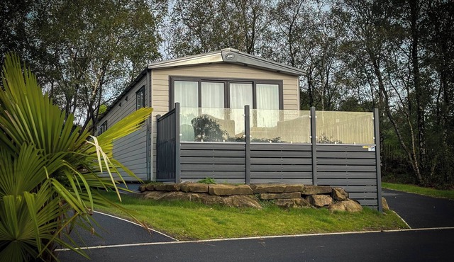 Hobbit - House Of The Owl.nLuxury lodge with views. Pet friendly. Indoor Pool.