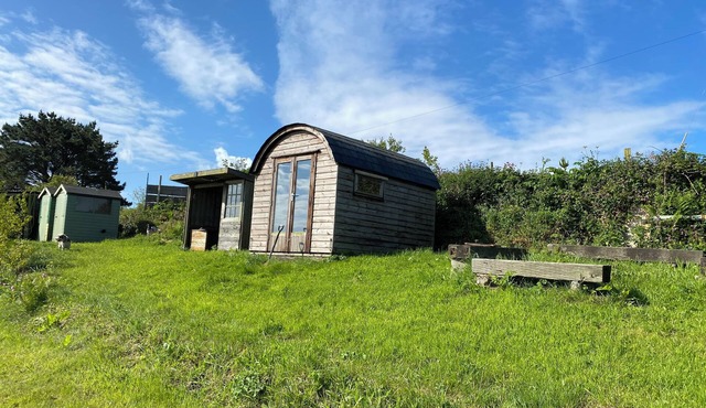 Hobbit hut with stunning valley views near Falmouth
