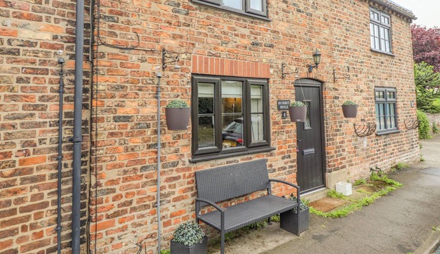 HOBBITS HOLE, pet friendly, character holiday cottage in South Cave