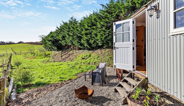 Hobbs Hut - One Bedroom House, Sleeps 2