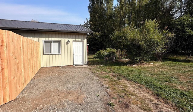 Hobby Farm Hideaway: Quiet, Private Guest Suite with Yard in Ferndale, WA