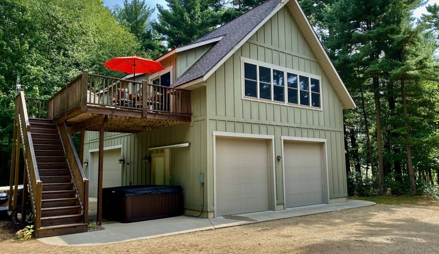 Hobby Farm stay with Hot Tub 10 min to Saugatuck/South Haven