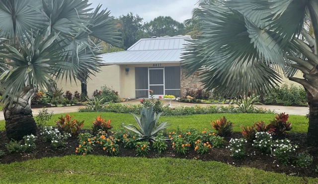 Hobe sound 8 minutes away from the beach! Walk into Jonathan Dickinson park!