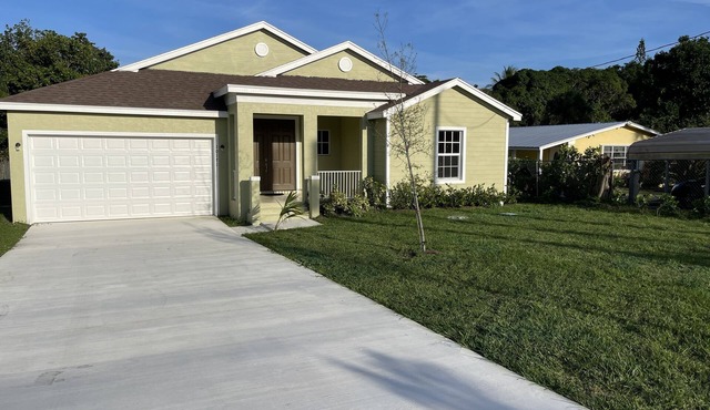 Hobe Sound just a few minutes to the beach! Small dog friendly!
