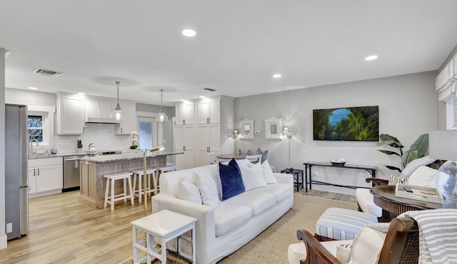 Hobe Sound Retreat - Bike 2 Beach - Brand NEW - Classic Palm Beach Coastal Decor