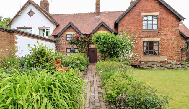 HOBSON'S COTTAGE 10 MAIN STREET, family friendly in Ilkeston