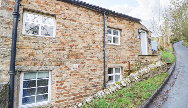 HOBSON'S COTTAGE, pet friendly, with a garden in Reeth