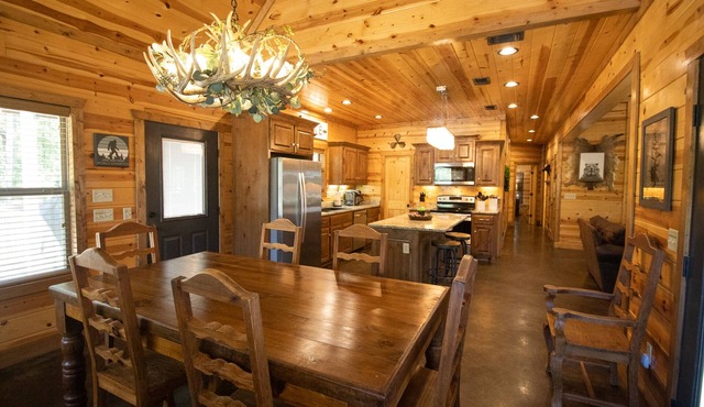 HochaHoma Luxury Cabin-Game Room, Hot Tub, Fire Pit, Shuffleboard!