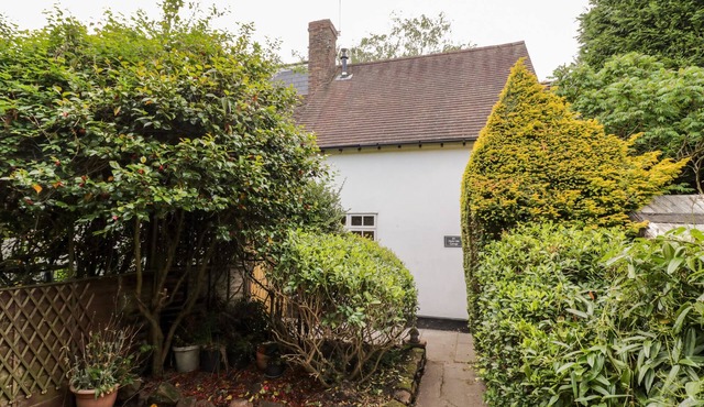 HOCK-TIDE COTTAGE, pet friendly, with a garden in Kenilworth